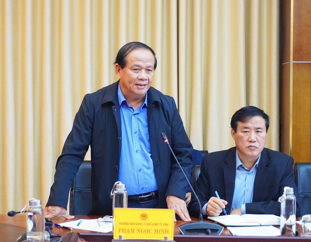 Ông Phạm Ngọc Minh, Trưởng BQL Khu Kl992 cổng game cá cược Quảng Trị báo cáo về các phương án điều chỉnh. Ảnh: Nhật Trường
