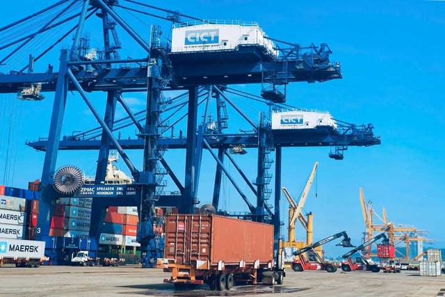 Hoạt động tại Cảng CICT Cái Lân. Ảnh: Đỗ Phương