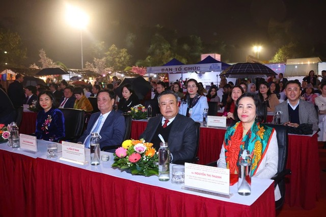 Đại biểu lãnh đạo Trung ương và TP. Hà Nội tham dự buổi Lễ. Đại biểu lãnh đạo Trung ương và TP. Hà Nội tham dự buổi Lễ.
