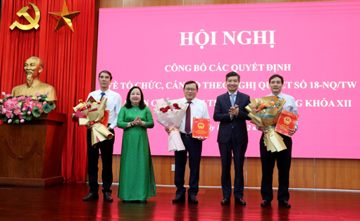 Ông Nguyễn Xuân Hùng, Trưởng ban Ban Quản lý Khu Kl992 cổng game cá cược Phú Yên (giữa) được điều động giữ chức Giám đốc Sở Công thương. Ảnh: Mỹ Luận.
