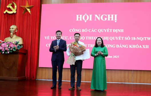 Phó giám đốc Sở Kế hoạch và Kl99ok phiên bản mới được phân công giữ chức vụ Phó bí thư Huyện ủy Phú Hòa nhiệm kỳ 2020-2025, giới thiệu bầu giữ chức vụ Chủ tịch UBND huyện Phú Hòa. Ảnh: Mỹ Luận.