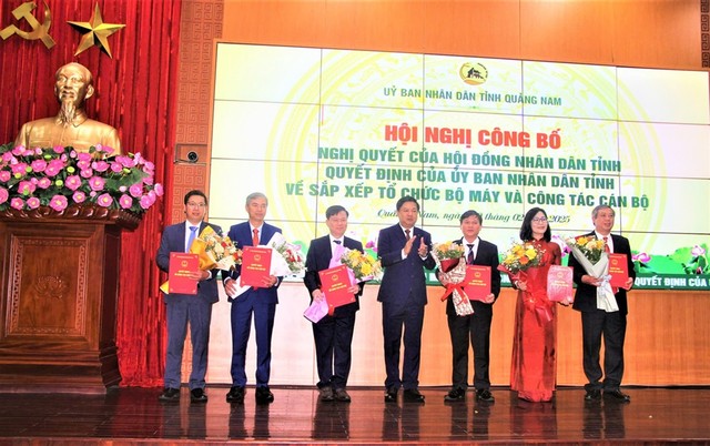 Bí thư Tỉnh ủy Quảng Nam, ông Lương Nguyễn Minh Triết trao Quyết định và tặng hoa chúc mừng lãnh đạo Sở Kl991.com nạp rút nhanh.