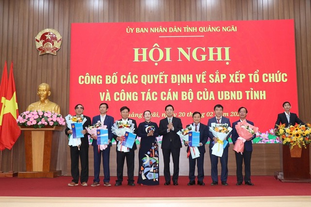 UBND tỉnh Quảng Ngãi tổ chức hội nghị công bố các quyết định sắp xếp tổ chức và công tác cán bộ của UBND tỉnh.