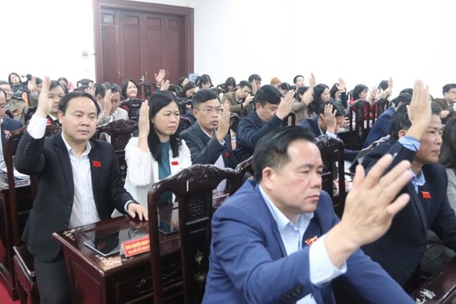 Các đại biểu HĐND tỉnh Thái Bình khóa XVII, nhiệm kỳ 2021-2026 biểu quyết thông qua các nghị quyết