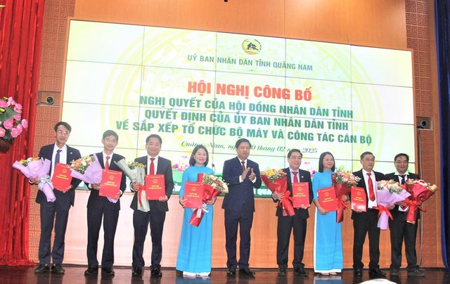 Bí thư tỉnh Quảng Nam, ông Tỉnh ủy Lương Nguyễn Minh Triết trao Quyết định và tặng hoa chúc mừng lãnh đạo Sở Nông nghiệp và Môi trường.