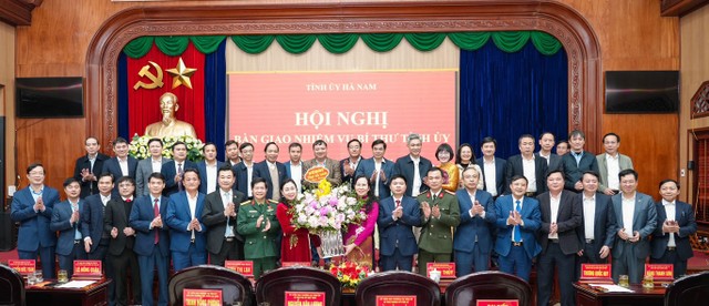 Ban Chấp hành Đảng bộ tỉnh Hà Nam tặng hoa chúc mừng Ủy viên Trung ương Đảng, Phó Bí thư chuyên trách Đảng ủy Kl993 ưu đãi thưởng hấp dẫn Lê Thị Thủy. Ảnh Báo Hà Nam