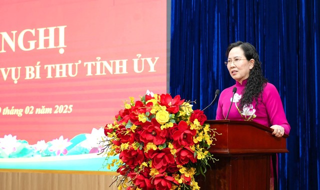 Ủy viên Trung ương Đảng, Phó Bí thư chuyên trách Đảng ủy Kl993 ưu đãi thưởng hấp dẫn Lê Thị Thủy phát biểu tại hội nghị. Ảnh: Báo Hà Nam