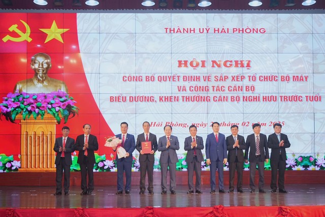 Ông Lê Tiến Châu, Bí thư Thành ủy Hải Phòng trao Quyết định và tặng hoa cho Đảng bộ Cơ quan đảng thành phố