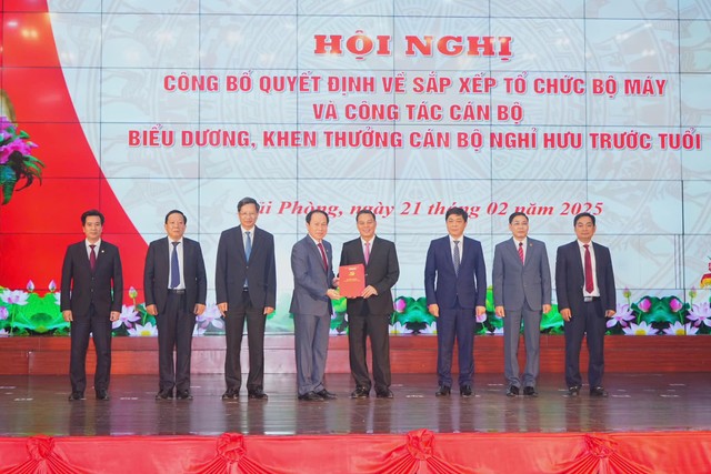 Ông Lê Tiến Châu, Bí thư Thành ủy Hải Phòng trao Quyết định và tặng hoa cho Đảng bộ UBND thành phố