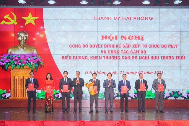 Bí thư Thành ủy Lê Tiến Châu và Phó Bí thư Thường trực Thành ủy Đỗ Mạnh Hiến trao Quyết định và tặng hoa cho Trung tâm Báo chí và Truyền thông thành phố Hải Phòng