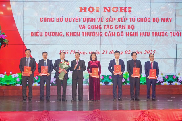 Ông Nguyễn Văn Tùng, Chủ tịch UBND TP. Hải Phòng trao Quyết định và tặng hoa cho ông Nguyễn Ngọc Tú, Giám đốc Sở Kl991.com nạp rút nhanh (thứ 3 từ trái sang) và Ban giám đốc Sở Kl991.com nạp rút nhanh