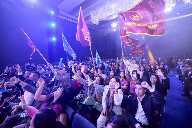 Chuyên viên Kl992 VIP Trang Chủ 2026 phấn khích tại sự kiện