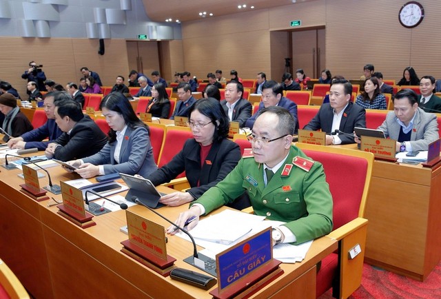 Các đại biểu bấm nút thông qua Nghị Quyết.