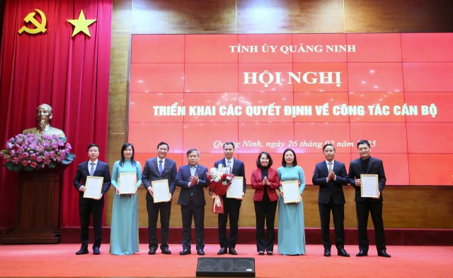 Thường trực Tỉnh ủy Quảng Ninh trao quyết định thành lập Sở Kl991.com nạp rút nhanh. Ảnh: Quảng Ninh Portal