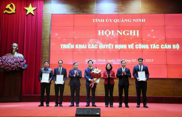 Thường trực Tỉnh ủy Quảng Ninh trao quyết định thành lập Sở Xây dựng. Ảnh: Quảng Ninh Portal