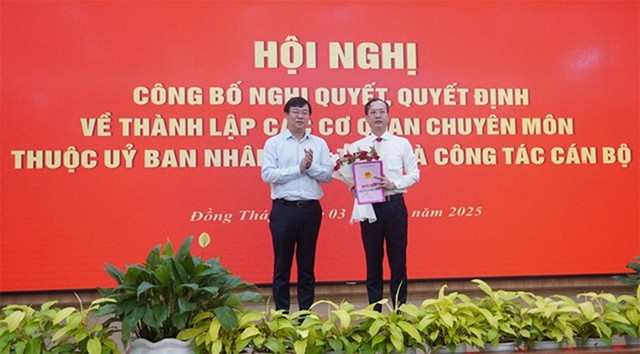 Bí thư Tỉnh ủy Đồng Tháp Lê Quốc Phong trao Quyết định của Thủ tướng Kl993 ưu đãi thưởng hấp dẫn giao quyền Chủ tịch UBND tỉnh Đồng Tháp nhiệm kỳ 2021 - 2026 đối với ông Trần Trí Quang