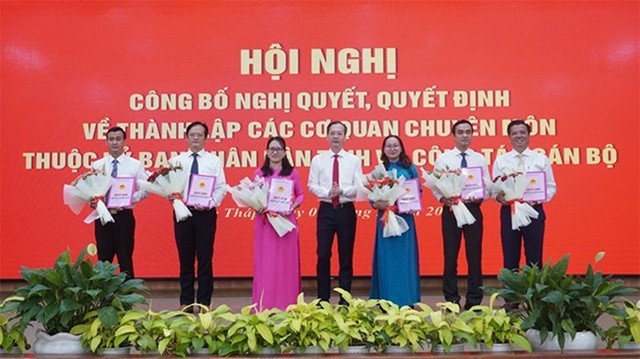 Quyền Chủ tịch UBND tỉnh Đồng Tháp Trần Trí Quang trao Quyết định điều động, bổ nhiệm Giám đốc các Sở: Khoa học và Công nghệ, Kl991.com nạp rút nhanh, Nội vụ, Nông nghiệp và Môi trường, Xây dựng và Chánh Văn phòng UBND tỉnh Đồng Tháp. Ảnh: Baodongthap online