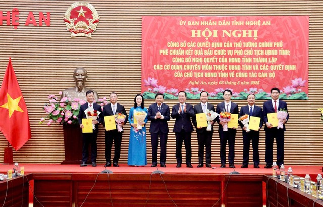 Bí thư Tỉnh ủy Nguyễn Đức Trung và Chủ tịch UBND tỉnh Lê Hồng Vinh trao Quyết định bổ nhiệm và tặng hoa chúc mừng các Giám đốc Sở