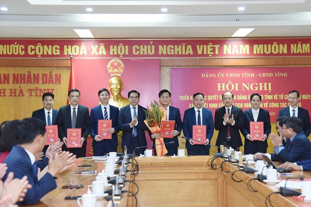 Lãnh đạo tỉnh Hà Tĩnh trao quyết định và tặng hoa chúc mừng các đồng chí được bổ nhiệm, ảnh nguồn: Báo Hà Tĩnh