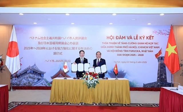 Chủ tịch HĐND Thành phố Hà Nội Nguyễn Ngọc Tuấn và ông Kohara Katsuji, Chủ tịch Hội đồng tỉnh Fukuoka trao biên bản thoả thuận giữa hai bên.