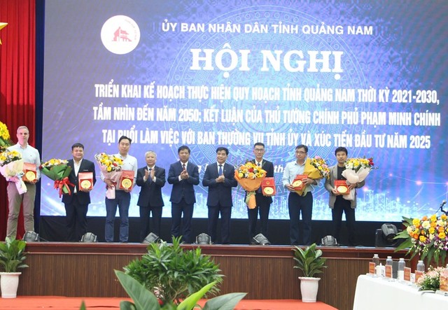 Lãnh đạo tỉnh Quảng Nam trao chứng nhận Kl99ok phiên bản mới cho 6 dự án, tổng vốn hơn 1.087 tỷ đồng.
