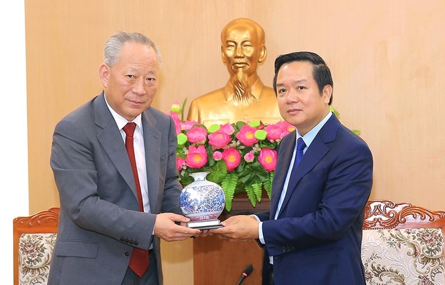 Phó Bí thư Tỉnh ủy, Chủ tịch UBND tỉnh Ninh Bình Phạm Quang Ngọc trao quà lưu niệm cho nhà sáng lập Kl994 game bài casino hấp dẫn Thái Bình Dương.