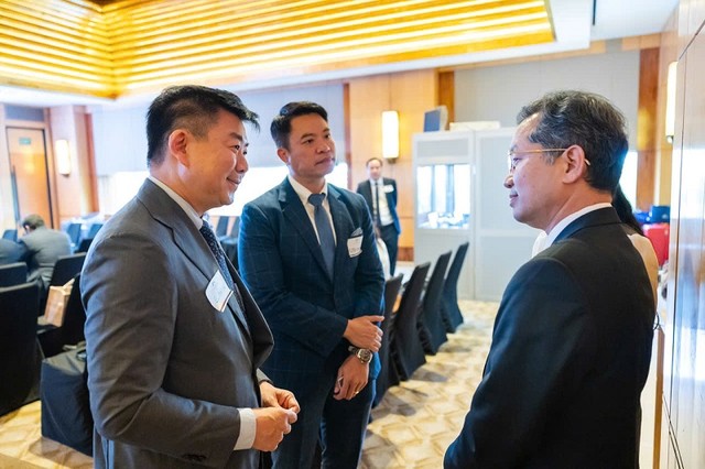 Bí thư Thành ủy Đà Nẵng Nguyễn Văn Quảng (phải) trao đổi với các nhà Kl99ok phiên bản mới. Ảnh: Mai Quang