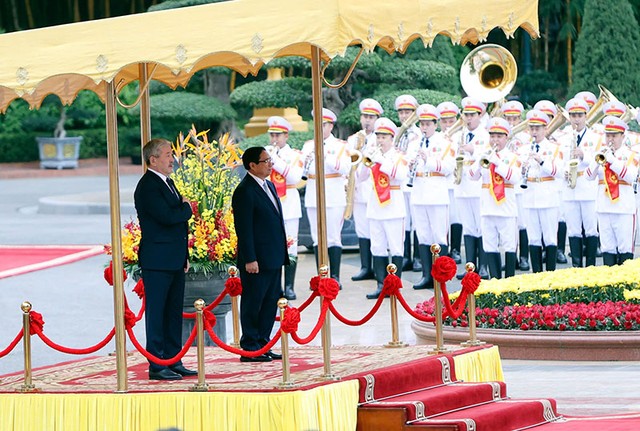 Thủ tướng Phạm Minh Chính và Thủ tướng Adylbek Kasimalyev chào Quốc kỳ Việt Nam và Kyrgyzstan. Ảnh: Đức Thanh