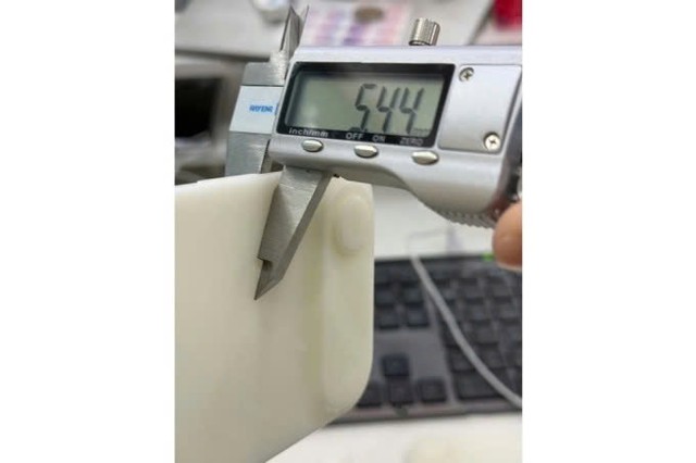 Độ dày của mô hình iPhone 17 Air. Ảnh: Majin Bu