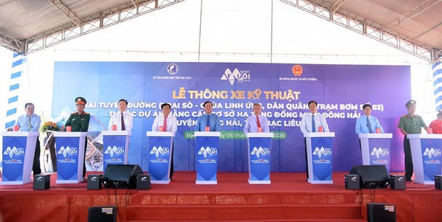 Lãnh đạo Bộ Nông nghiệp và Môi trường, tỉnh Bạc Liêu thực hiện nghi thức thông xe 2 tuyến đường nâng cấp Kl99kl ưu đãi độc quyền đồng muối Đông Hải - Bạc Liêu.