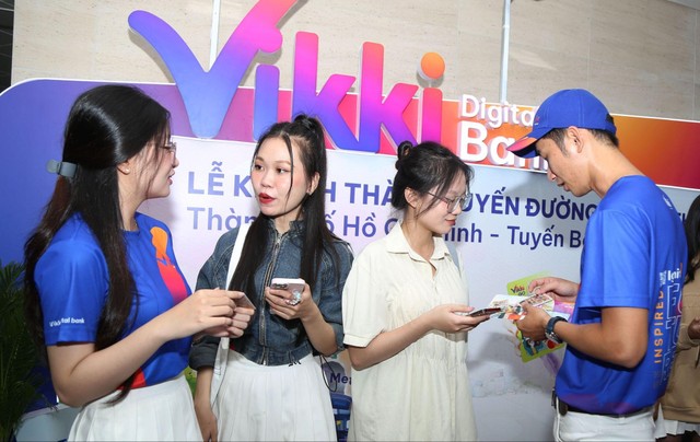 Ảnh: Người dân được phát thẻ VikkiGO miễn phí và hướng dẫn thanh toán không tiền mặt khi đi Metro.