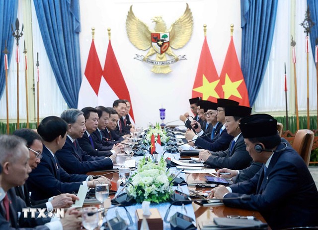 Tổng Bí thư Tô Lâm và Tổng thống Indonesia Prabowo Subianto cùng đoàn đại biểu hai nước hội đàm. Ảnh: TTXVN