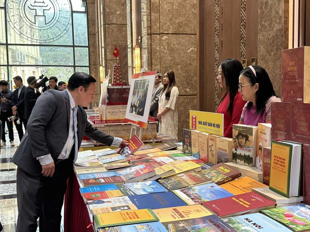 Nhân dịp này, Thành ủy Hà Nội tổ chức không gian trưng bày sách và triển lãm ảnh với chủ đề kỷ niệm 95 năm Ngày thành lập Đảng bộ Thành phố Hà Nội.