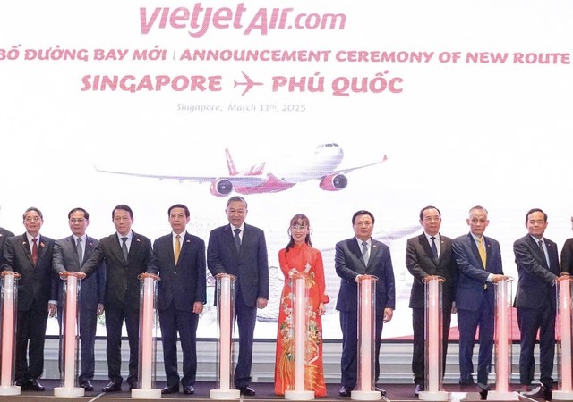 Tổng Bí thư Tô Lâm cùng các đại biểu thực hiện nghi thức khai trương đường bay Singapore-Phú Quốc