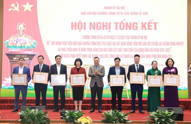 Chủ tịch UBND Thành phố Hà Nội Trần Sỹ Thanh trao Bằng khen của Ban Thường vụ Thành uỷ tặng các cá nhân có thành tích xuất sắc.