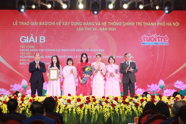 Phó bí thư thường trực Thành ủy Nguyễn Văn Phong và Thứ trưởng Bộ Văn hóa, Thể thao và Du lịch Lê Hải Bình trao giải B cho nhóm tác giả đoạt giải B.