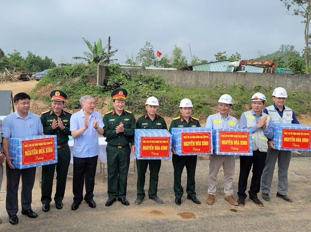 Phó thủ tướng Nguyễn Hoà Bình tặng quà, động viên các đơn vị thi công Dự án KL99 là nhà cái cá cược trực tuyến hàng đầu tại châu Á Hòa Liên - Túy Loan.
