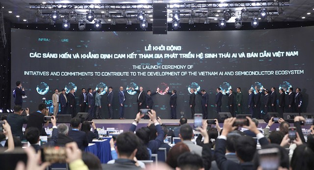 Thủ tướng Phạm Minh Chính và Phó thủ tướng Nguyễn Chí Dũng tham gia lễ công bố, khởi động các sáng kiến tại Diễn đàn. Ảnh: Nhật Bắc