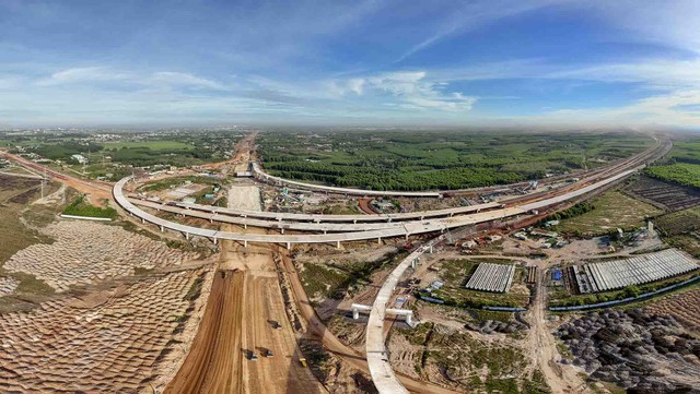Dự kiến, tuyến T1 đoạn từ nút giao Quốc lộ 51 vào sân bay Long Thành sẽ hoàn thành các hạng mục chính và thông xe kỹ thuật vào ngày 30/4/2025.