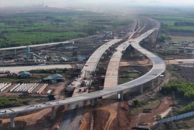 Các tuyến đường T1 và T2 kết nối với sân bay Long Thành cũng dần hoàn thiện.