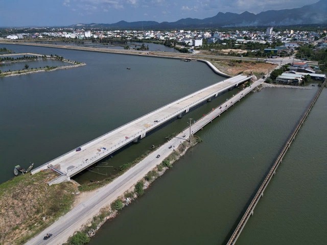 Cầu Tam Giang xây xong nhưng chưa có đường dẫn.