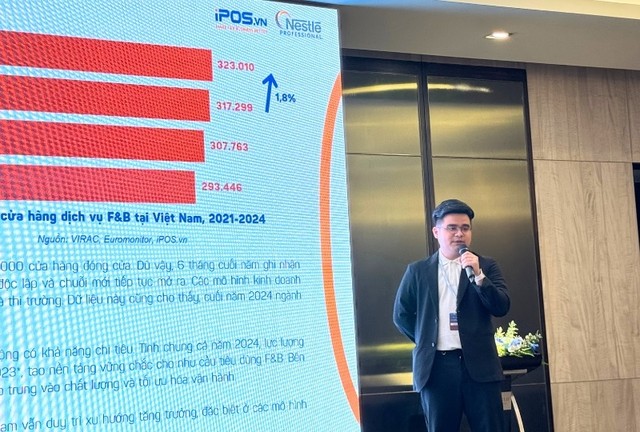 Ông Nguyễn Đỗ Anh Quân, Giám đốc nhãn hàng iPOS.vn đã trình bày tóm tắt Báo cáo thị trường Kl992 VIP Trang Chủ 2026 Ẩm thực tại Việt Nam năm 2024. Ảnh: Hồng Hạnh.