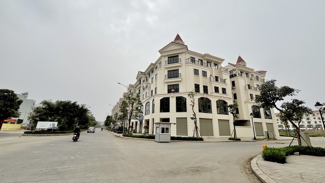 Dù giá bán đắt đỏ là vậy nhưng giá thuê cả căn nhà diện tích 100 m2, 5 tầng, chỉ dừng ở mức 26 triệu đồng/tháng. Nếu chỉ thuê riêng tầng 1, mức giá sẽ là 12 - 13 triệu đồng/tháng. Theo quan sát của phóng viên, phân khu này hiện vẫn khá vắng vẻ, lượng người chuyển đến sinh sống chưa nhiều. Dù giá bán đắt đỏ là vậy nhưng giá thuê cả căn nhà diện tích 100 m2, 5 tầng, chỉ dừng ở mức 26 triệu đồng/tháng. Nếu chỉ thuê riêng tầng 1, mức giá sẽ là 12 - 13 triệu đồng/tháng. Theo quan sát của phóng viên, phân khu này hiện vẫn khá vắng vẻ, lượng người chuyển đến sinh sống chưa nhiều.
