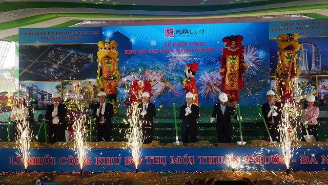 Các đại biểu thực hiện nghi thức khởi công Dự án Khu đô thị mới Thuận Phước.