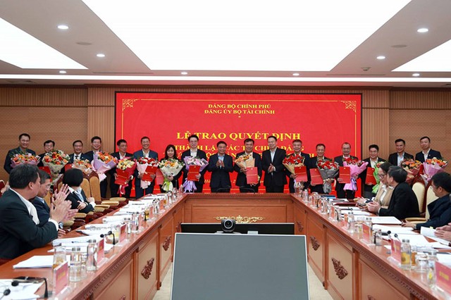 Đại diện 46 tổ chức đảng trực thuộc Đảng ủy Bộ Kl991.com nạp rút nhanh nhận các quyết định của Đảng ủy Bộ Kl991.com nạp rút nhanh.