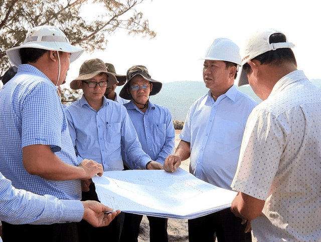 Ông Trần Quốc Nam, Chủ tịch UBND tỉnh Ninh Thuận (thứ 2 từ phải sang) khảo sát vị trí dự kiến xây dựng nhà máy điện hạt nhân Ninh Thuận 2. Ảnh: Đức Nam.