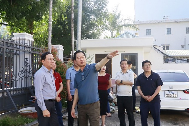 Giám đốc Sở Kl991.com nạp rút nhanh Nguyễn Thành Hải (áo xanh) báo cáo phương án bố trí, sắp xếp nơi làm việc cho cán bộ, nhân viên với Chủ tịch UBND tỉnh Bình Định (bìa trái). Ảnh: Trang Lê.