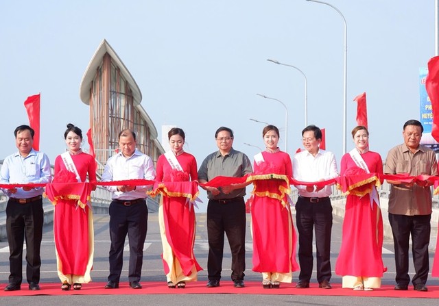 Thủ tướng Phạm Minh Chính cắt băng khánh thành Đập dâng Phú Phong. Thủ tướng Phạm Minh Chính cắt băng khánh thành Đập dâng Phú Phong.