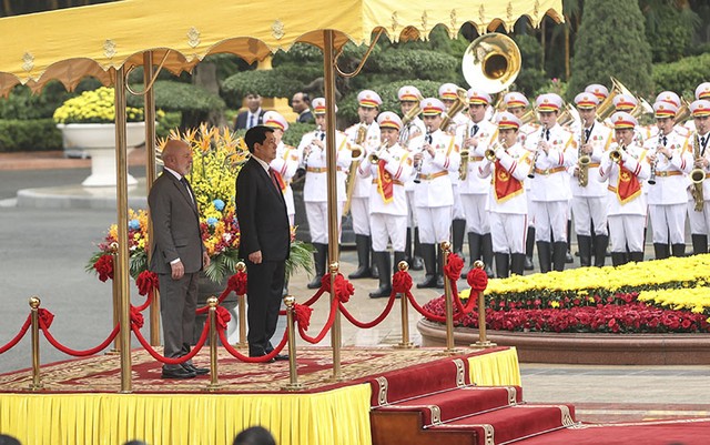Chủ tịch nước Lương Cường và Tổng thống Lula da Silva thực hiện nghi thức chào Quốc kỳ hai nước.