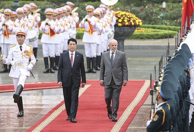 Chủ tịch nước Lương Cường và Tổng thống Lula da Silva duyệt Đội danh dự Quân đội nhân dân Việt Nam.